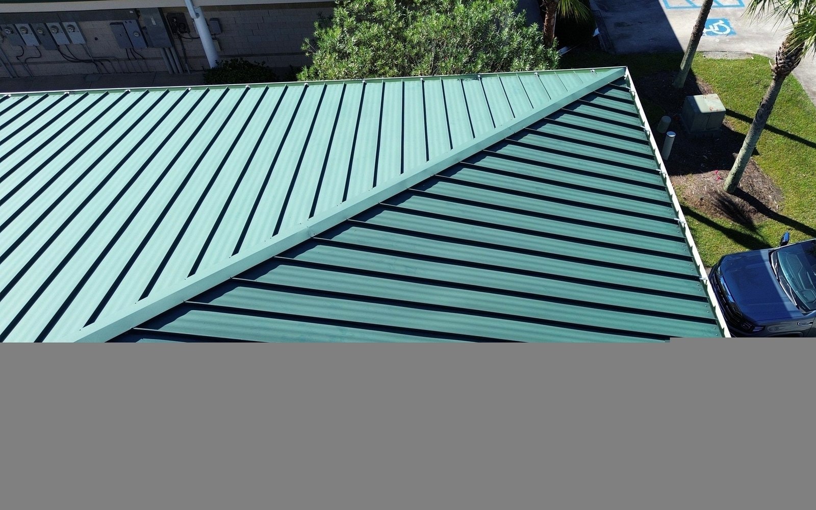 Green standing seam metal roof on commercial building in Ridgeland SC